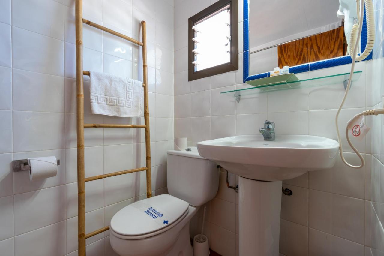 Hostal Restaurante Pou Des Lleo Sant Carles de Peralta Rom bilde