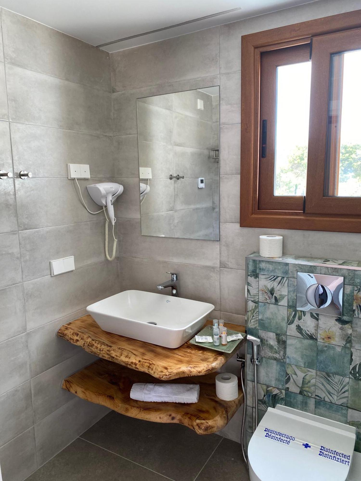 Hostal Restaurante Pou Des Lleo Sant Carles de Peralta Rom bilde